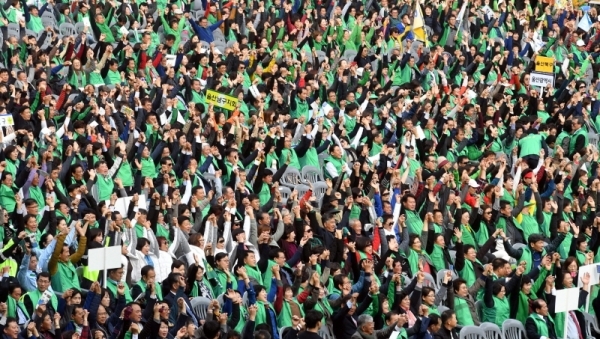 28일 수원월드컵경기장에서 열린 ‘2019 전국새마을지도자대회 열린음악회’에서 전국에서 참가한 새마을지도자들이 흥겨운 공연을 관람하고 있다.전형민기자