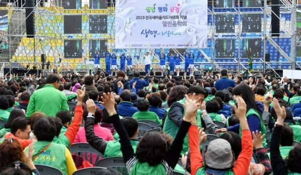 28일 수원월드컵경기장에서 열린 ‘2019 전국새마을지도자대회 열린음악회’에서 전국에서 참가한 새마을지도자들이 흥겨운 공연을 관람하고 있다.전형민기자