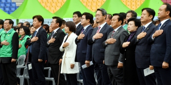 28일 수원월드컵경기장에서 열린 ‘2019 전국새마을지도자대회 열린음악회’에서 김희겸 경기도 행정1부지사, 염태영 수원시장, 홍기서 새마을지도자중앙회장, 송재필 경기도새마을회장 등 참석자들이 국민의례를 하고 있다.전형민기자
