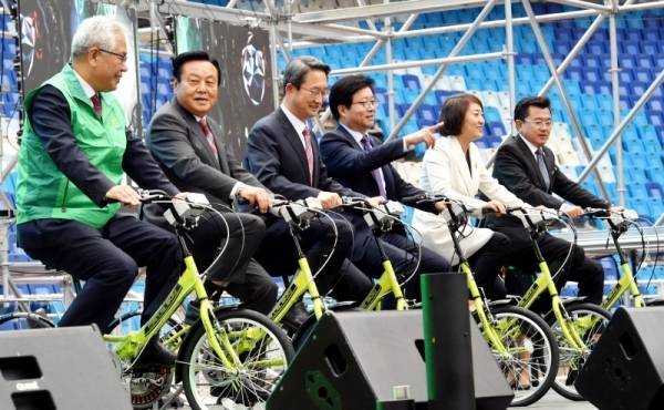 28일 수원월드컵경기장에서 열린 ‘2019 전국새마을지도자대회 열린음악회’에서 김희겸 경기도 행정1부지사, 염태영 수원시장, 홍기서 새마을지도자중앙회장, 송재필 경기도새마을회장 등 내빈들이 친환경 자가발전 자전거 퍼포먼스를 하고 있다.전형민기자