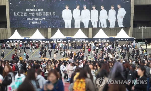 지난 26일 서울 잠실종합운동장 일대가 방탄소년단(BTS) 콘서트를 찾은 팬들로 인산인해를 이루고 있는 모습. 연합뉴스