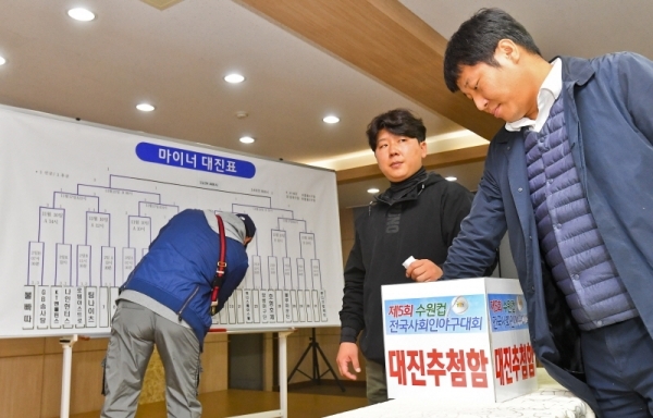 '제5회 수원컵 전국사회인야구대회' 대진표 추첨식이 진행된 28일 경기일보 대회의실에서 각팀 대표를이 차례로 대진표를 뽑고 있다. 경기일보와 수원시야구소프트볼협회가 공동주최한 이번대회는 다음달 2일 개막경기를 시작으로 다음달 24일까지 KT wiz파크 등 4개 구장에서 메이저 ,마이너 각각 32팀씩 총64팀이 기량을 겨룬다. 윤원규기자