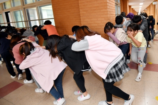 29일 수원시 팔달구 연무초등학교에서 ‘2019 재난대응 안전한국훈련’의 일환으로 열린 지진발생에 따른 건축물 붕괴 및 화재 상황을 가상한 훈련에서 학생들이 대피하고 있다.전형민기자