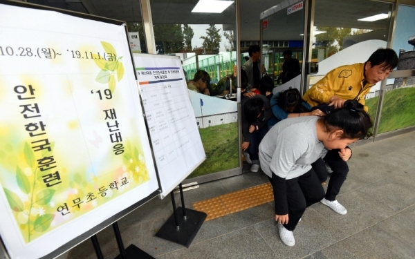 29일 수원시 팔달구 연무초등학교에서 ‘2019 재난대응 안전한국훈련’의 일환으로 열린 지진발생에 따른 건축물 붕괴 및 화재 상황을 가상한 훈련에서 학생들이 대피하고 있다.전형민기자