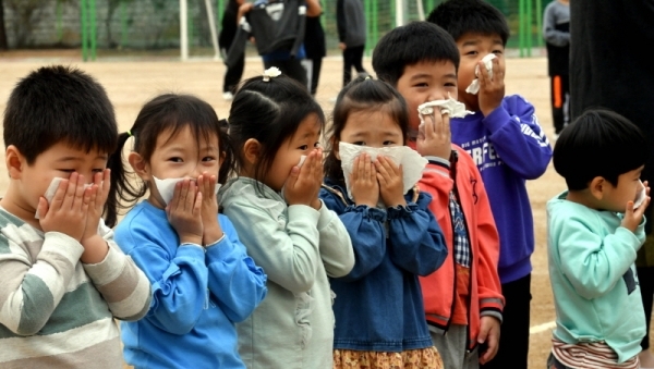 29일 수원시 팔달구 연무초등학교에서 ‘2019 재난대응 안전한국훈련’의 일환으로 열린 지진발생에 따른 건축물 붕괴 및 화재 상황을 가상한 훈련에 참여한 유치원생들이 손수건으로 입과 코를 막고 있다.전형민기자