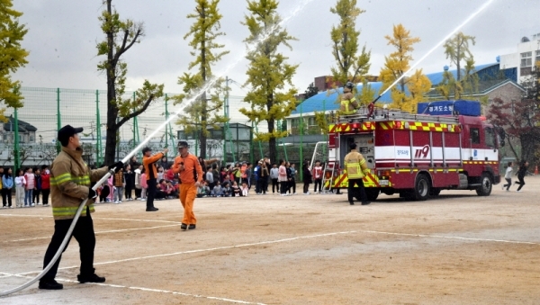 29일 수원시 팔달구 연무초등학교에서 열린 ‘2019 재난대응 안전한국훈련’에서 학생들이 지진발생에 따른 건축물 붕괴 및 화재 상황을 가상한 훈련을 하고 있다.전형민기자