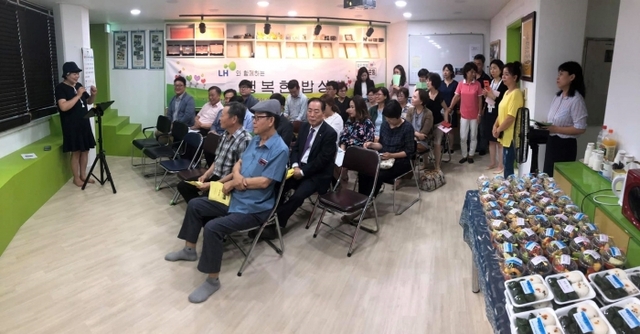여월2단지 커뮤니티봉사단 최은경 대표가 아동 돌봄 활동에 관해 설명하고 있다.