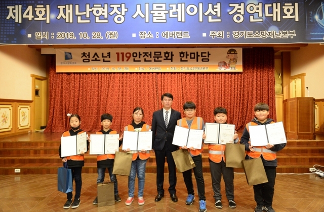▲ 금상을 받을 학생들과 기념사진(우측부터 전승민, 김태훈, 고현서 학생)