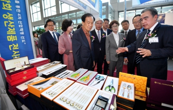 30일 경기도경제과학진흥원에서 열린 ‘경기도 중소기업 이업종 융합 프라자’에서 전경표 중소기업융합경기연합회장, 신선철 경기일보 회장 등 내빈들이 회원업체가 생산한 우수제품을 살펴보고 있다.전형민기자