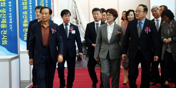 30일 경기도경제과학진흥원에서 열린 ‘경기도 중소기업 이업종 융합 프라자’에서 전경표 중소기업융합경기연합회장, 신선철 경기일보 회장 등 내빈들이 회원업체가 생산한 우수제품을 살펴보고 있다.전형민기자
