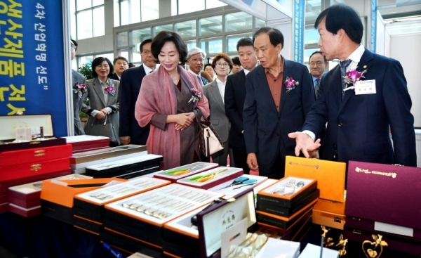 30일 경기도경제과학진흥원에서 열린 ‘경기도 중소기업 이업종 융합 프라자’에서 전경표 중소기업융합경기연합회장, 신선철 경기일보 회장 등 내빈들이 회원업체가 생산한 우수제품을 살펴보고 있다.전형민기자