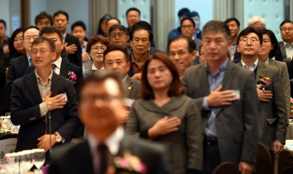 30일 경기도경제과학진흥원에서 열린 ‘경기도 중소기업 이업종 융합 프라자’에서 전경표 중소기업융합경기연합회장, 신선철 경기일보 회장 등 참석자들이 국민의례를 하고 있다.전형민기자