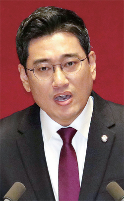바른미래당 오신환 원내대표가 30일 오전 국회 본회의장에서 교섭단체 대표연설을 하고 있다. 연합뉴스