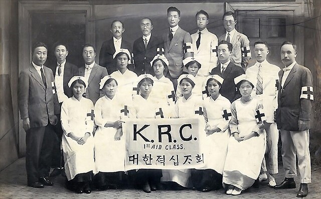 오영선의 아내 이의순이 속한 연해주 조선인적십자회 간호부.