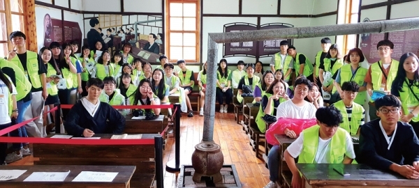 중국 길림성 용정시 명동학교 옛터 기념관을 방문한 가평 조종중•고교 학생들.