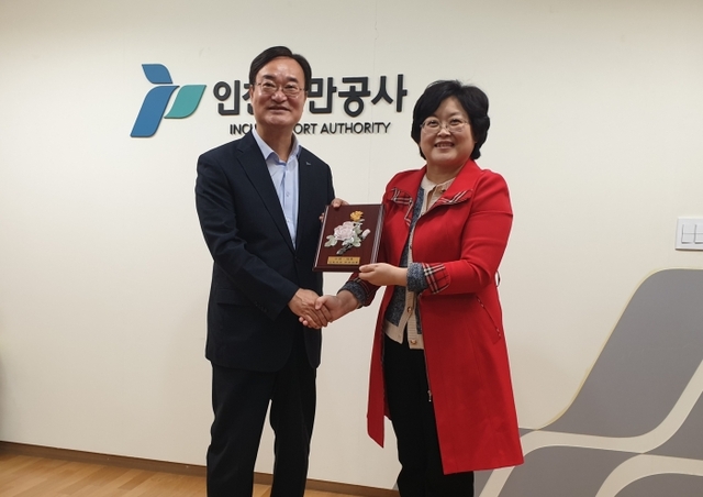 남봉현 IPA 사장이 31일 인천항만공사에서 진신자 중국 옌타이시 부비서장에게 방문 기념패를 전달하고 있다. 인천항만공사 제공