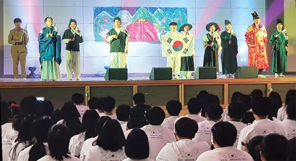 10월23일 화성 정남중학교에서 열린 ‘독도사랑 축제 한마당’에서 학생들이 역사 뮤지컬 공연을 선보이고 있다.