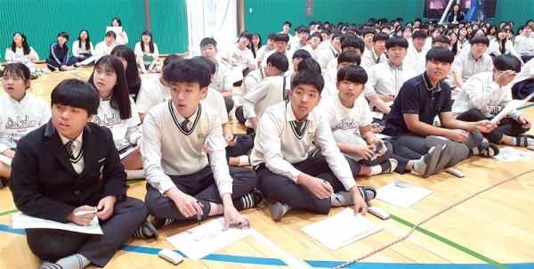 10월11일 정남중 학생들이 ‘독도사랑 골든벨 대회’에서 퀴즈를 풀고 있다.