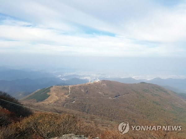 2일 무등산 국립공원 정상에서 바라본 산자락이 단풍에 물들고 있다. 무등산 정상은 1966년 군부대가 주둔한 이후 일반인의 출입이 통제됐다. 올해는 5월에 이어 두 번째 개방행사가 열렸다. 2019.11.2 [독자 제공]