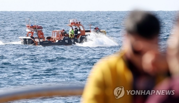 2일 오전 독도 인근 해상에서 지난달 31일 추락한 소방헬기의 구조수색 작업이 진행되고 있다. /연합