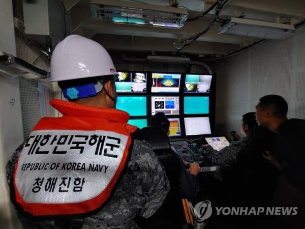 2일 독도 근해에서 해군 청해진함에서 해군이 지난 31일 응급환자 이송 중 추락한 소방헬기를 무인잠수정을 이용해 수중탐색을 하고 있다. 2019.11.2 [해양경찰청 제공]