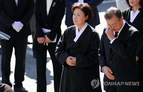 문재인 대통령이 지난 10월 31일 오전 부산 남천성당에서 모친 고 강한옥 여사 운구행렬을 따라가며 눈물을 훔치고 있다. [연합뉴스 자료사진]
