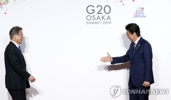 문재인 대통령이 지난 6월 28일 오사카에서 열린 G20 정상회의 공식환영식에서 의장국인 일본 아베 신조 총리와 인사하고 있다.[연합뉴스 자료사진]