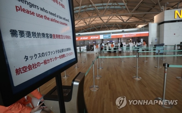 지난 9월4일 인천국제공항 탑승수속 카운터가 일본행 항공기 수속 시간임에도 비교적 한산한 모습 [연합뉴스 자료사진]