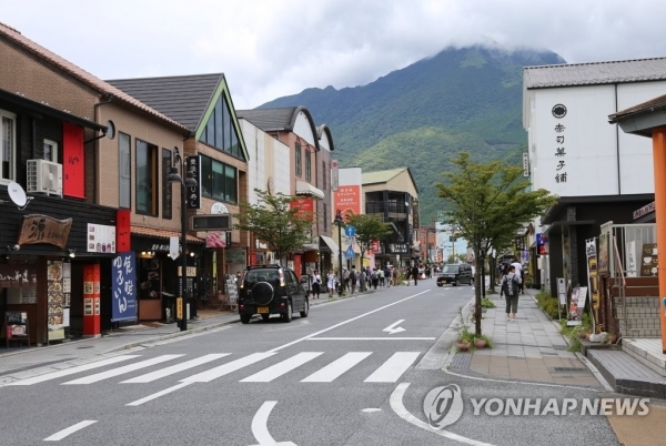 13일 한국의 일본 여행 불매 운동으로 인해 한국인 관광객의 발길이 끊기며 한산해진 온천마을 유후인(湯布院) 거리의 모습. /연합