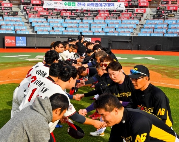 경기일보와 수원시 야구소프트볼협회가 공동 주최한 '제5회 수원컵 전국 사회인 야구대회' 개막경기가 열린 2일 KT wiz 파크에서 구펑스팀과 나이트버그2팀이 악수하고 있다. 윤원규기자