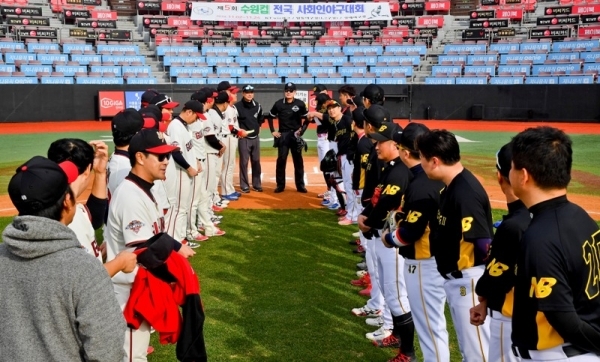 경기일보와 수원시 야구소프트볼협회가 공동 주최한 '제5회 수원컵 전국 사회인 야구대회' 개막경기가 열린 2일 KT wiz 파크에서 구펑스팀과 나이트버그2팀이 악수하고 있다. 윤원규기자