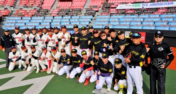경기일보와 수원시 야구소프트볼협회가 공동 주최한 '제5회 수원컵 전국 사회인 야구대회' 개막경기가 열린 2일 KT wiz 파크에서 구펑스팀과 나이트버그2팀이 기념촬영을 하고 있다. 윤원규기자