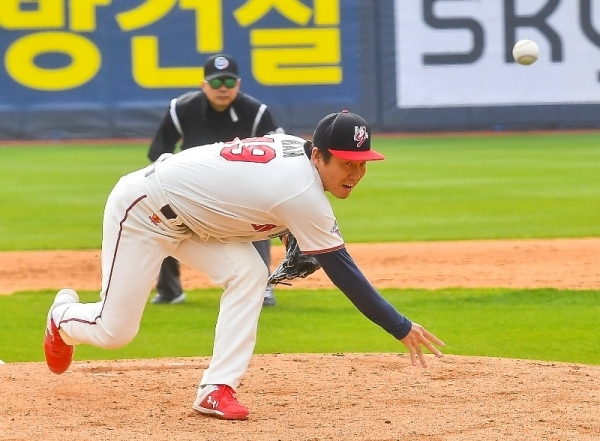 경기일보와 수원시 야구소프트볼협회가 공동 주최한 '제5회 수원컵 전국 사회인 야구대회' 개막경기가 열린 2일 KT wiz 파크에서 메이저 구펑스팀 투수가 역투하고 있다. 윤원규기자