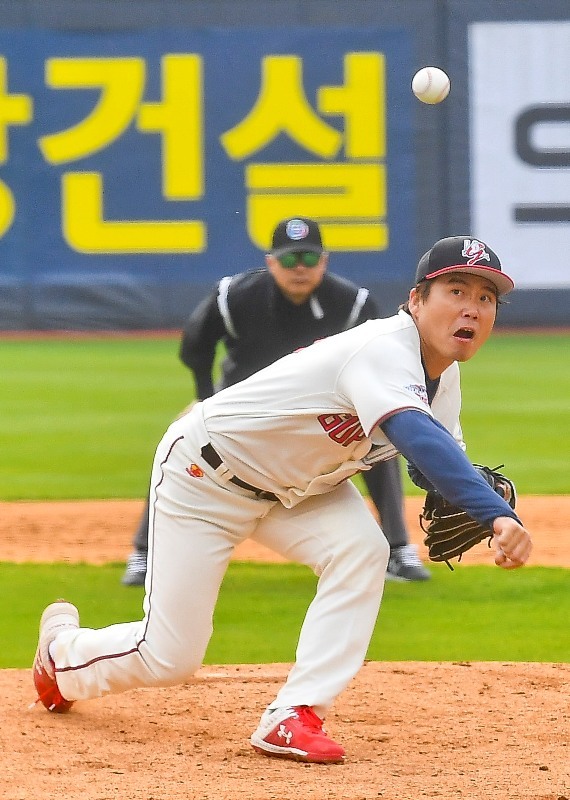 경기일보와 수원시 야구소프트볼협회가 공동 주최한 '제5회 수원컵 전국 사회인 야구대회' 개막경기가 열린 2일 KT wiz 파크에서 메이저 구펑스팀 투수가 역투하고 있다. 윤원규