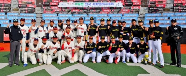 경기일보와 수원시 야구소프트볼협회가 공동 주최한 '제5회 수원컵 전국 사회인 야구대회' 개막경기가 열린 2일 KT wiz 파크에서 구펑스팀과 나이트버그2팀이 기념촬영을 하고 있다. 윤원규기자