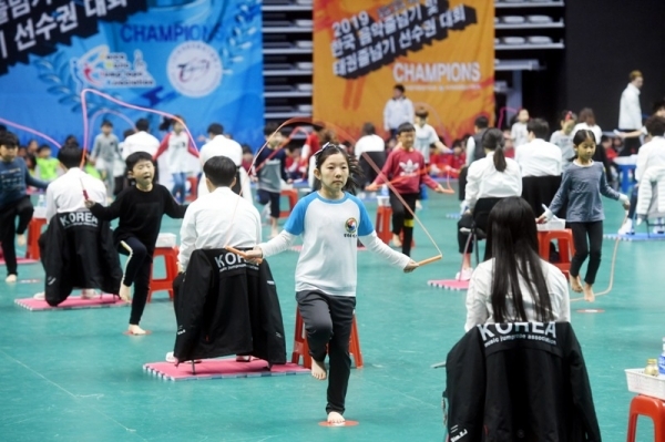 '2019 소년소녀 가정 돕기 한국 음악줄넘기 및 태권줄넘기 선수권대회' 가 열린 2일 수원 칠보체육관에서 초등 1,2학년 개인전이 진행되고 있다. 연령대별 개인전 및 단체전 경기가 펼쳐진 이번 대회는 사회단체 천지회가 주최하고 (사)한국음악줄넘기협회, (사)세계태권줄넘기협회가 주관했다. 김시범기자
