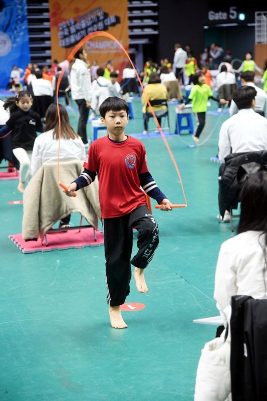 '2019 소년소녀 가정 돕기 한국 음악줄넘기 및 태권줄넘기 선수권대회' 가 열린 2일 수원 칠보체육관에서 초등 1,2학년 개인전이 진행되고 있다. 연령대별 개인전 및 단체전 경기가 펼쳐진 이번 대회는 사회단체 천지회가 주최하고 (사)한국음악줄넘기협회, (사)세계태권줄넘기협회가 주관했다. 김시범기자