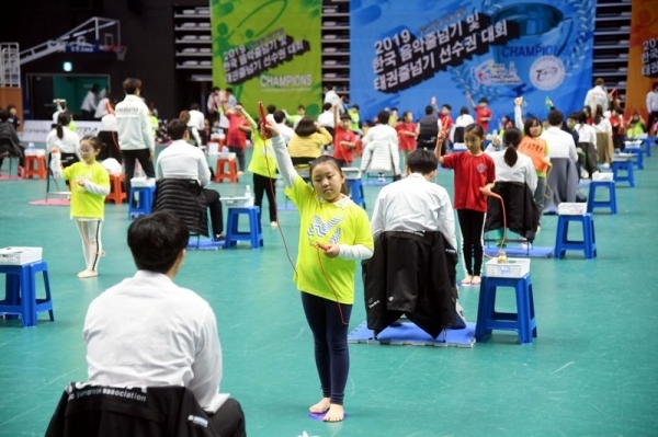 '2019 소년소녀 가정 돕기 한국 음악줄넘기 및 태권줄넘기 선수권대회' 가 열린 2일 수원 칠보체육관에서 초등 1,2학년 개인전이 진행되고 있다. 연령대별 개인전 및 단체전 경기가 펼쳐진 이번 대회는 사회단체 천지회가 주최하고 (사)한국음악줄넘기협회, (사)세계태권줄넘기협회가 주관했다. 김시범기자
