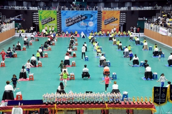'2019 소년소녀 가정 돕기 한국 음악줄넘기 및 태권줄넘기 선수권대회' 가 열린 2일 수원 칠보체육관에서 초등 1,2학년 개인전이 진행되고 있다. 연령대별 개인전 및 단체전 경기가 펼쳐진 이번 대회는 사회단체 천지회가 주최하고 (사)한국음악줄넘기협회, (사)세계태권줄넘기협회가 주관했다. 김시범기자