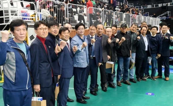 '2019 소년소녀 가정 돕기 한국 음악줄넘기 및 태권줄넘기 선수권대회'  개회식이 열린 2일 수원 칠보체육관에서 염태영 수원시장, 권오원 천지회장, 남중진 사)한국음악줄넘기협회장 겸 세계태권줄넘기협회장 등 내빈과 참가자들이 기념촬영을 하고 있다. 연령대별 개인전 및 단체전 경기가 펼쳐진 이번 대회는 사회단체 천지회가 주최하고 사)한국음악줄넘기협회, 사)세계태권줄넘기협회가 주관했다. 김시범기자