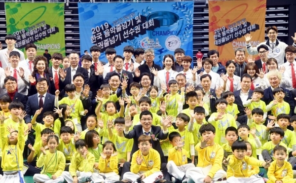 '2019 소년소녀 가정 돕기 한국 음악줄넘기 및 태권줄넘기 선수권대회'  개회식이 열린 2일 수원 칠보체육관에서 염태영 수원시장, 권오원 천지회장, 남중진 사)한국음악줄넘기협회장 겸 세계태권줄넘기협회장 등 내빈과 참가자들이 기념촬영을 하고 있다. 연령대별 개인전 및 단체전 경기가 펼쳐진 이번 대회는 사회단체 천지회가 주최하고 사)한국음악줄넘기협회, 사)세계태권줄넘기협회가 주관했다. 김시범기자