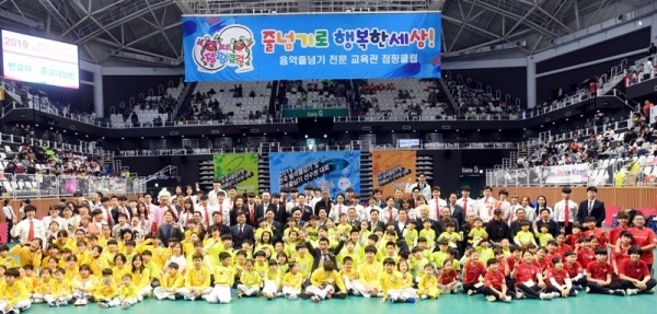 '2019 소년소녀 가정 돕기 한국 음악줄넘기 및 태권줄넘기 선수권대회'  개회식이 열린 2일 수원 칠보체육관에서 염태영 수원시장, 권오원 천지회장, 남중진 사)한국음악줄넘기협회장 겸 세계태권줄넘기협회장 등 내빈과 참가자들이 기념촬영을 하고 있다. 연령대별 개인전 및 단체전 경기가 펼쳐진 이번 대회는 사회단체 천지회가 주최하고 사)한국음악줄넘기협회, 사)세계태권줄넘기협회가 주관했다. 김시범기자