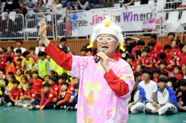 '2019 소년소녀 가정 돕기 한국 음악줄넘기 및 태권줄넘기 선수권대회'가 열린 2일 수원 칠보체육관에서 뚝딱이 아빠 김종석 교수가 진행을 하고 있다. 연령대별 개인전 및 단체전 경기가 펼쳐진 이번 대회는 사회단체 천지회가 주최하고 사)한국음악줄넘기협회, 사)세계태권줄넘기협회가 주관했다. 김시범기자