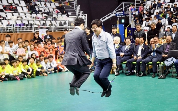 '2019 소년소녀 가정 돕기 한국 음악줄넘기 및 태권줄넘기 선수권대회'  개회식이 열린 2일 염태영 수원시장과 남중진 사)한국음악줄넘기협회장 겸 세계태권줄넘기협회장이 줄넘기 시범을 보이고 있다. 연령대별 개인전 및 단체전 경기가 펼쳐진 이번 대회는 사회단체 천지회가 주최하고 사)한국음악줄넘기협회, 사)세계태권줄넘기협회가 주관했다. 김시범기자