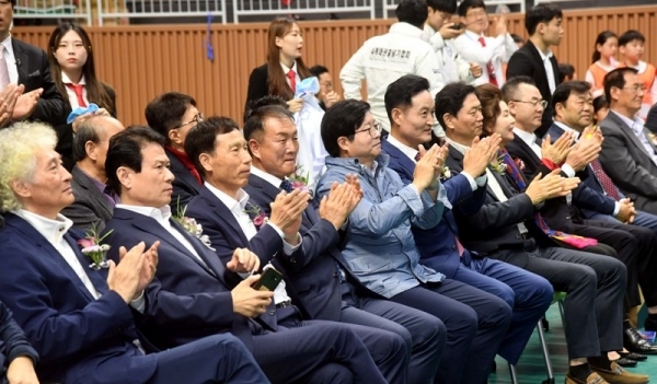 '2019 소년소녀 가정 돕기 한국 음악줄넘기 및 태권줄넘기 선수권대회'  개회식이 열린 2일 수원 칠보체육관에서 염태영 수원시장, 권오원 천지회장, 남중진 사)한국음악줄넘기협회장 겸 세계태권줄넘기협회장 등 내빈들이 박수를 치고 있다. 연령대별 개인전 및 단체전 경기가 펼쳐진 이번 대회는 사회단체 천지회가 주최하고 사)한국음악줄넘기협회, 사)세계태권줄넘기협회가 주관했다. 김시범기자