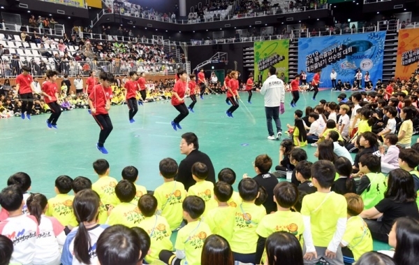 '2019 소년소녀 가정 돕기 한국 음악줄넘기 및 태권줄넘기 선수권대회'  개회식이 열린 2일 수원 칠보체육관에서 점핑클럽 주니어 시범단의 줄넘기 시범이 펼쳐지고 있다. 연령대별 개인전 및 단체전 경기가 펼쳐진 이번 대회는 사회단체 천지회가 주최하고 사)한국음악줄넘기협회, 사)세계태권줄넘기협회가 주관했다. 김시범기