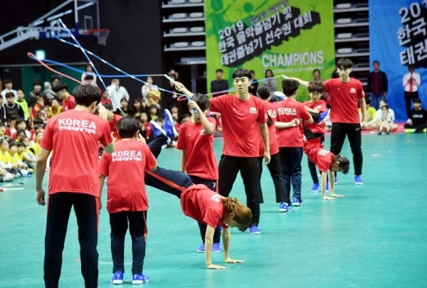 '2019 소년소녀 가정 돕기 한국 음악줄넘기 및 태권줄넘기 선수권대회'  개회식이 열린 2일 수원 칠보체육관에서 점핑클럽 주니어 시범단의 줄넘기 시범이 펼쳐지고 있다. 연령대별 개인전 및 단체전 경기가 펼쳐진 이번 대회는 사회단체 천지회가 주최하고 사)한국음악줄넘기협회, 사)세계태권줄넘기협회가 주관했다. 김시범기