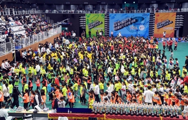 '2019 소년소녀 가정 돕기 한국 음악줄넘기 및 태권줄넘기 선수권대회' 가 열린 2일 수원 칠보체육관에서 개회식이 진행되고 있다. 연령대별 개인전 및 단체전 경기가 펼쳐진 이번 대회는 사회단체 천지회가 주최하고 (사)한국음악줄넘기협회, (사)세계태권줄넘기협회가 주관했다. 김시범기자
