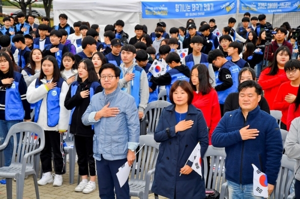 2일 오후 수원올림픽공원에서 열린 '수원시 3.1운동 100주년 기념 新독립운동 청소년, 청년 靑靑한마당 2019 이제는 靑靑시대'에서 염태영 수원시장과 내빈들, 학생들이 국민의례를 하고 있다. 윤원규기자 