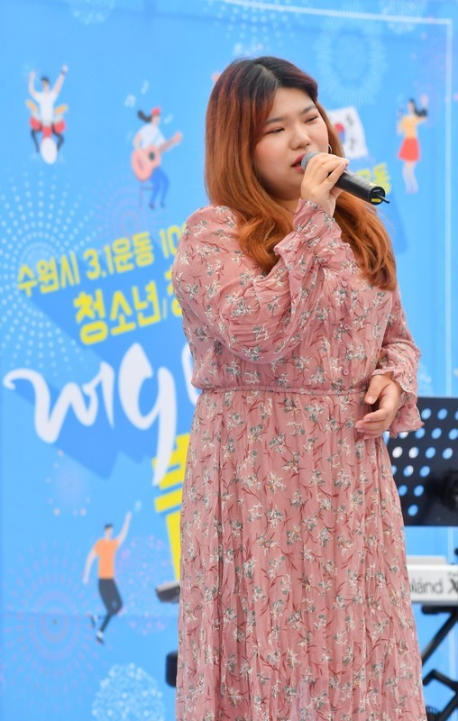 2일 오후 수원올림픽공원에서 열린 '수원시 3.1운동 100주년 기념 新독립운동 청소년, 청년 靑靑한마당 2019 이제는 靑靑시대'에서 가수 이예담이 열창하고 있다. 윤원규기자